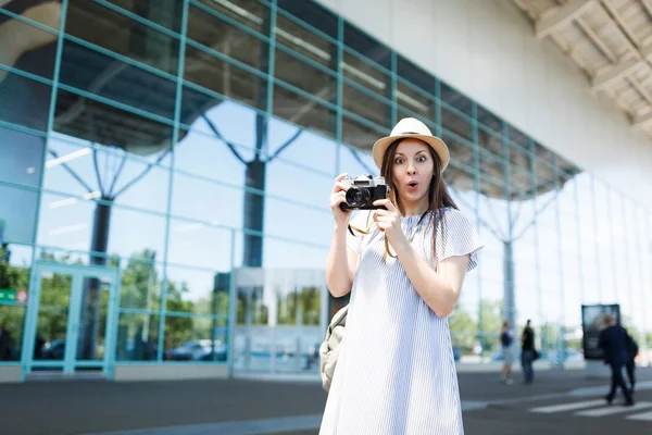 Giovane Donna Turista Viaggiatore Scioccato Cappello Con Zaino Tenere Fotocamera — Foto Stock