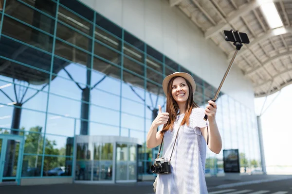 Jonge Reiziger Toeristische Vrouw Met Retro Vintage Fotocamera Toon Duim — Stockfoto