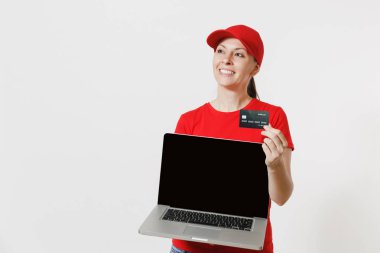 Teslimat kavramı. Kırmızı şapkalı kadın, t-shirt beyaz arka plan üzerinde izole. Çalışma alanı reklam için kopyalamak için pc bilgisayar boş boş ekran ile tutarak kurye olarak profesyonel beyaz kadın