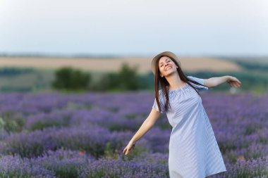 Mavi elbise, şapka şehvetli genç güzel kadın portresi 
