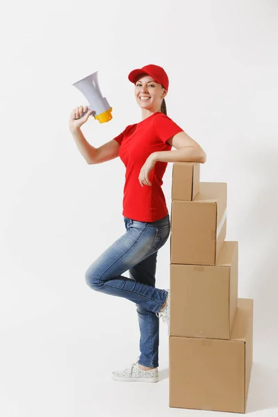 Comprimento Total Mulher Divertida Entrega Boné Vermelho Shirt Isolada Fundo — Fotografia de Stock