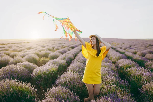 Ritratto Giovane Bella Donna Abito Giallo Cappello Viola Fiore Lavanda — Foto Stock