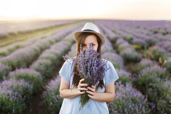 Giovane Donna Bella Sensuale Abito Blu Cappello Viola Fiore Lavanda — Foto Stock