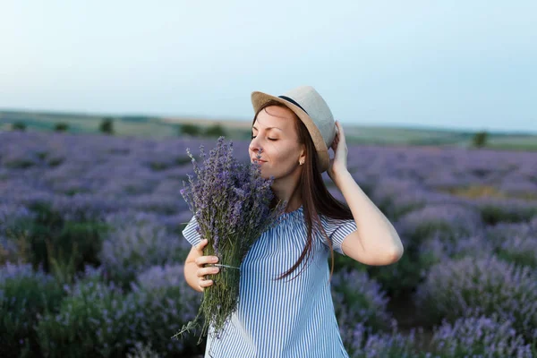 Giovane Donna Bella Sensuale Abito Blu Cappello Viola Fiore Lavanda — Foto Stock