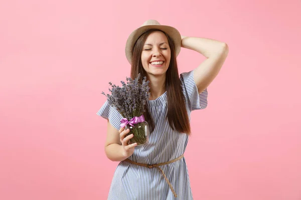 一个快乐年轻的温柔的女人在蓝色的礼服 帽子捧着美丽的紫色薰衣草花在明亮的趋势粉红色背景上的花束 国际妇女节节日概念 — 图库照片