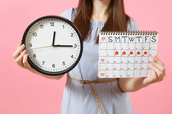 Foto Recortada Mujer Vestido Azul Celebración Reloj Redondo Períodos Calendario — Foto de Stock