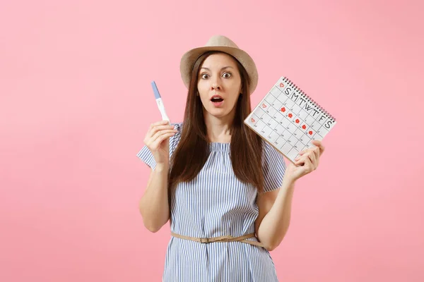 Geschokt Triest Vrouw Blauwe Jurk Hoed Houden Hand Zwangerschapstest Periodes — Stockfoto