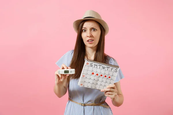 Verwarde Vrouw Jurk Houd Hand Thermometer Vrouwelijke Perioden Kalender Voor — Stockfoto