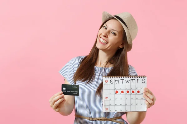 Porträtt Lycklig Kvinna Blå Klänning Hatt Innehav Kreditkort Perioder Kalender — Stockfoto