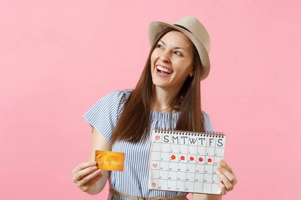 Retrato Mujer Feliz Vestido Azul Sombrero Con Tarjeta Crédito Calendario — Foto de Stock