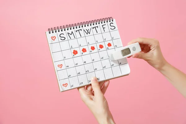 Närbild Kvinna Håller Hand Termometer Kvinnliga Perioder Kalender För Att — Stockfoto