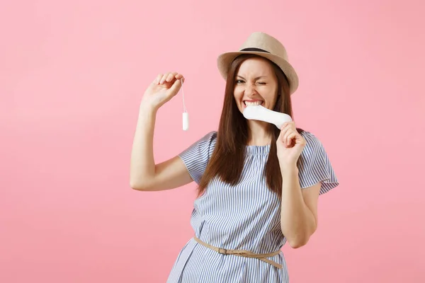 Retrato Mujer Joven Vestido Azul Sosteniendo Servilleta Sanitaria Tampón Para — Foto de Stock