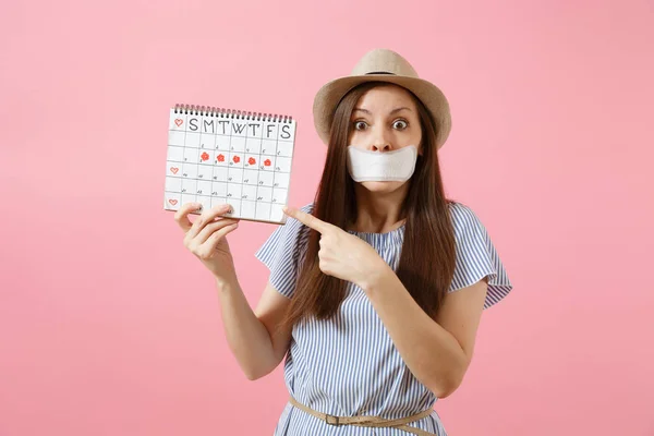 Retrato Mulher Segurando Calendário Períodos Femininos Para Verificar Dias Menstruação — Fotografia de Stock