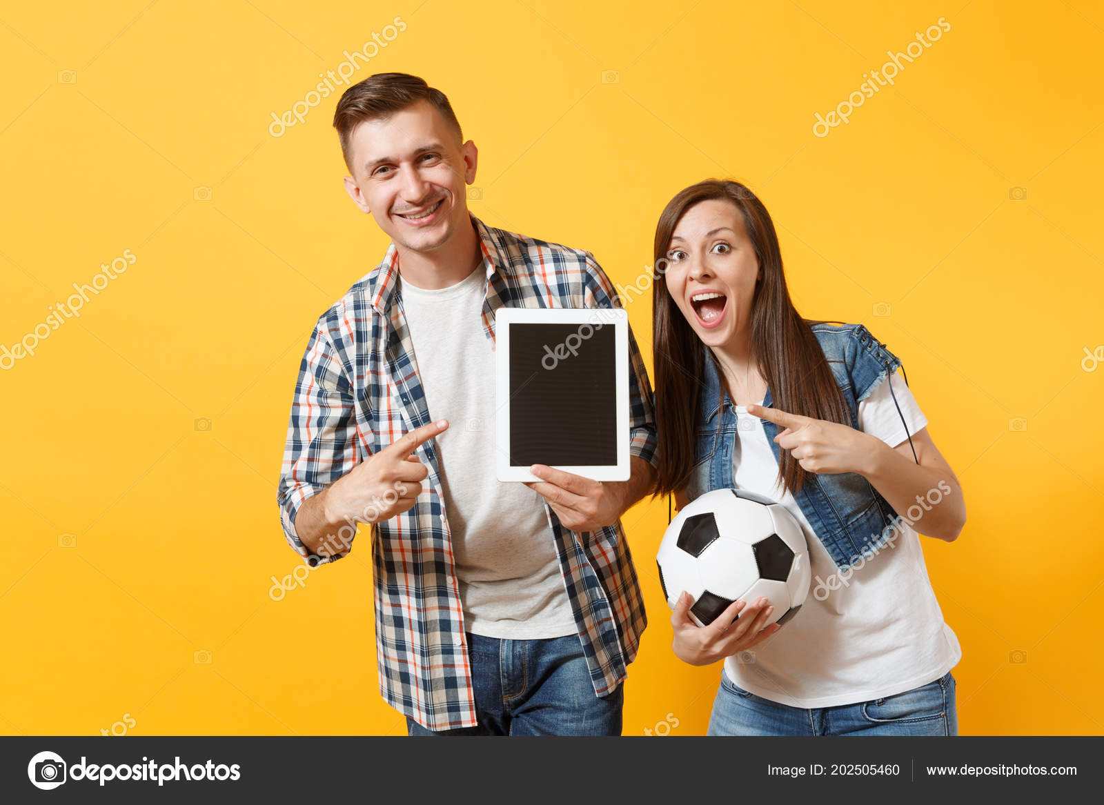 若い楽しいカップル サポーター 女性男性ファンを応援サポート チーム サッカー空画面サッカー ボールが黄色の背景に分離された空白の黒とタブレット コンピューターを保持しています スポーツ 家族のライフ スタイル ストック写真 C Dmvasilenko 若い楽しいカップル サポーター 女性男性ファンを応援サポート チーム サッカー空画面サッカー ボールが黄色の背景に分離された空白の黒とタブレット コンピューターを保持しています スポーツ 家族のライフ スタイル ストック写真 C Dmvasilenko