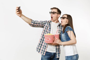Genç çift, kadını ve Kova patlamış mısır ve kola veya kola, holding adam 3d gözlük tarihte, film film izlerken selfie cep telefonu beyaz arka plan üzerinde izole yapıyor. Sinema duygular