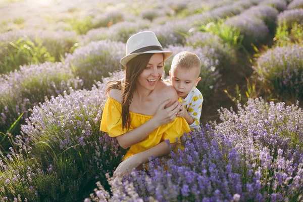 Jovem Mulher Vestido Amarelo Andar Fundo Campo Lavanda Roxo Flor — Fotografia de Stock