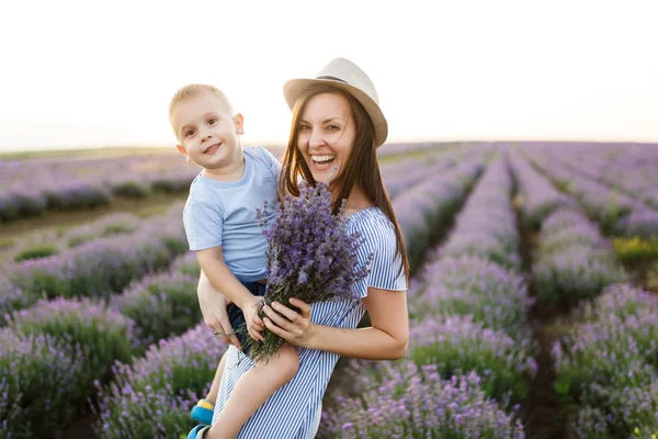 Junge Frau Blauem Kleid Hut Fuß Auf Lila Lavendelblume Wiese — Stockfoto