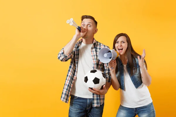 Diversão Irritada Casal Louco Expessivo Mulher Homem Fãs Futebol Gritando — Fotografia de Stock