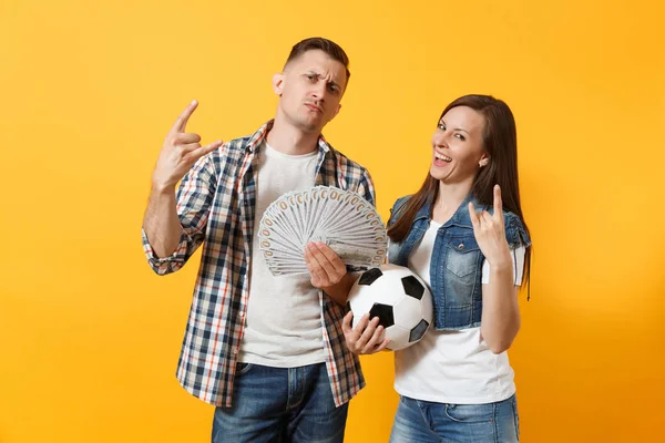 年轻的一对夫妇 女子男子 足球爱好者持有捆绑的美元 现金钱 振作支持队孤立在黄色背景 体育赌注兴奋热情家庭生活方式概念 — 图库照片