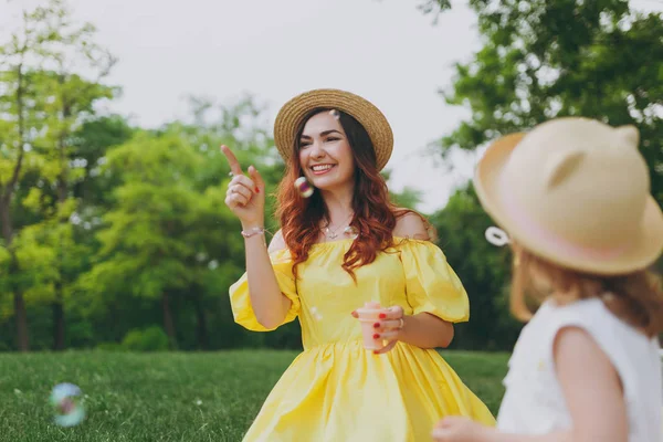 Blijde Vrouw Gele Kleding Spelen Park Rust Veel Plezier Met — Stockfoto