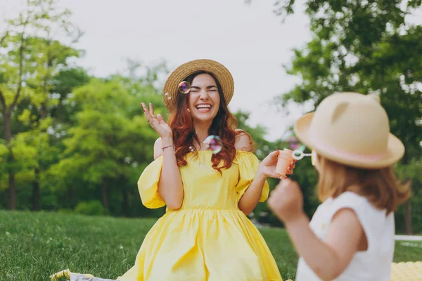 Lachende Vrouw Gele Kleding Spelen Het Park Veel Plezier Amuseren — Stockfoto