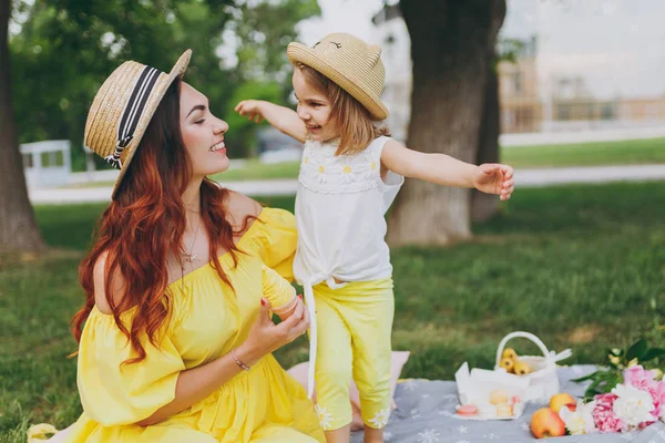 Radosny Kobieta Żółty Ubrania Grać Parku Zabawy Uścisk Little Cute — Zdjęcie stockowe