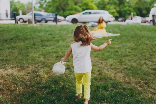 Πίσω Όψη Του Μικρό Χαριτωμένο Παιδί Κοριτσάκι Καλάθι Που Τρέχει — Φωτογραφία Αρχείου