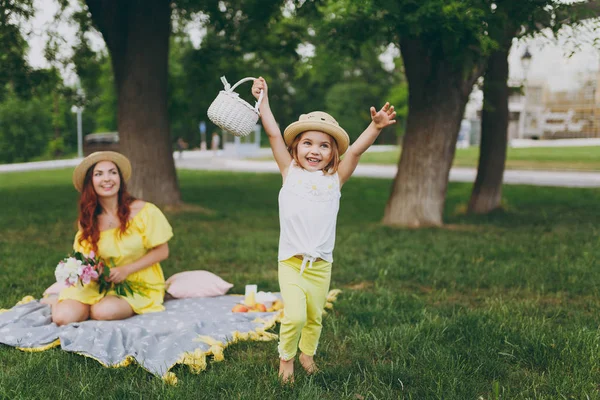 Pequena Menina Bebê Bonito Criança Com Jogo Cesta Divirta Espalhando — Fotografia de Stock