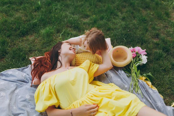 Joyeuse Femme Vêtements Jaunes Jouer Sur Pelouse Herbe Verte Dans — Photo