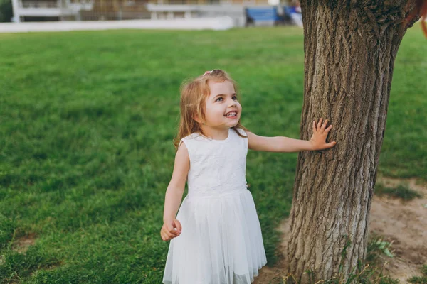 Χαμογελώντας Μωρό Κοριτσάκι Χαριτωμένο Παιδί Στο Φως Φόρεμα Stand Και — Φωτογραφία Αρχείου