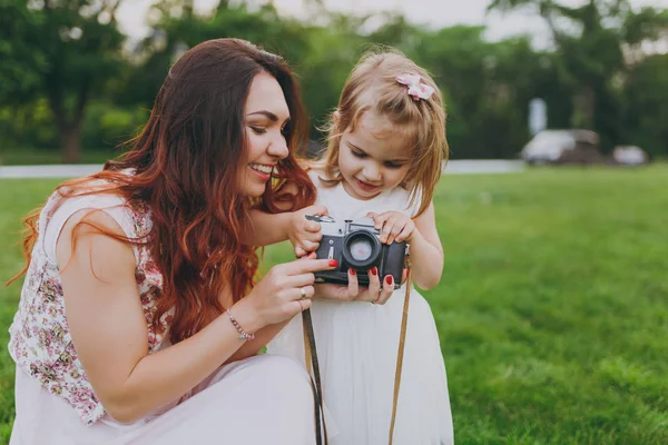 Lächelnde Frau Hellem Kleid Und Kleines Süßes Baby Mädchen Mit — Stockfoto