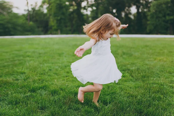 Bastante Linda Niña Bebé Vestido Ligero Dando Vueltas Alrededor Divertirse — Foto de Stock