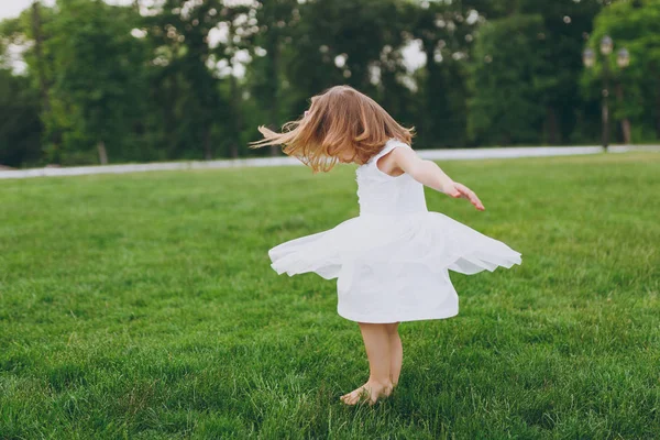 Όμορφο Μικρό Χαριτωμένο Παιδί Κοριτσάκι Στο Φως Φόρεμα Περιβάλει Γύρω — Φωτογραφία Αρχείου