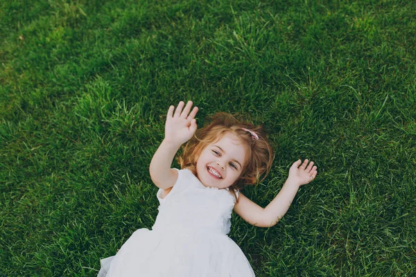 Γελώντας Λίγο Χαριτωμένο Παιδί Κοριτσάκι Στο Φως Φόρεμα Βρίσκονται Στην — Φωτογραφία Αρχείου