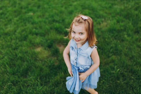 Όμορφο Μικρό Χαριτωμένο Παιδί Κοριτσάκι Τζιν Φόρεμα Κοιτώντας Ψηλά Και — Φωτογραφία Αρχείου