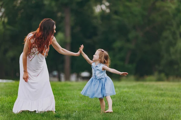 Donna Abito Leggero Giocare Divertirsi Applaudendo Mano Con Ridere Bambina — Foto Stock