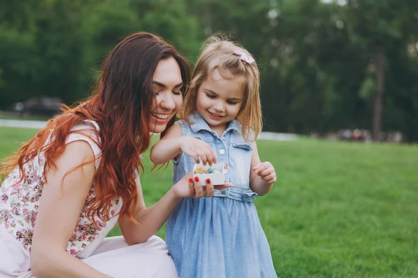 Eine Lächelnde Frau Hellen Kleid Und Ein Kleines Süßes Mädchen — Stockfoto