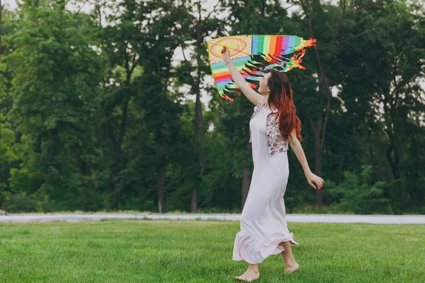Привлекательная Веселая Улыбающаяся Женщина Легкой Одежде Бегает Играть Красочным Воздушным — стоковое фото