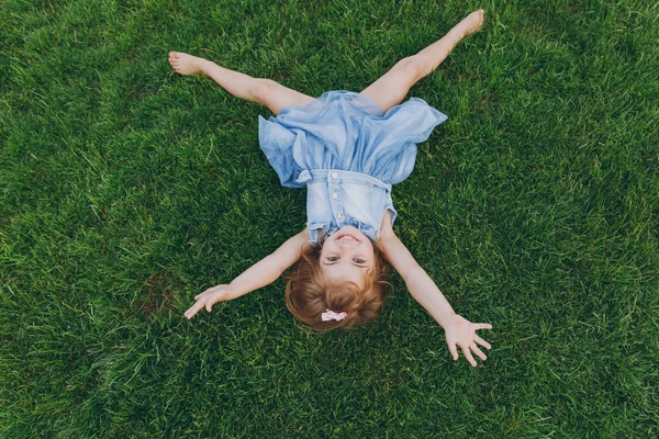 Sonriente Niña Linda Bebé Vestido Ligero Encuentran Césped Hierba Verde — Foto de Stock