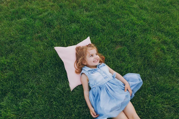 Χαμογελώντας Χαριτωμένο Παιδί Μωρό Κοριτσάκι Βαμβακερό Φόρεμα Βρίσκονται Στο Μαξιλάρι — Φωτογραφία Αρχείου