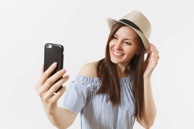 Genç güzel kadın mavi elbise, cep telefonunda vurdu selfie veya görüntülü arama beyaz arka plan üzerinde izole iş şapka giymiş. İnsanlar, samimi duygular, yaşam kavramı. Reklam alanı. Kopya alanı