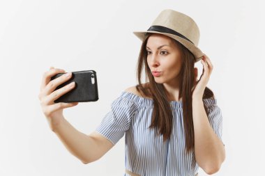Genç güzel kadın mavi elbise, cep telefonunda vurdu selfie veya görüntülü arama beyaz arka plan üzerinde izole iş şapka giymiş. İnsanlar, samimi duygular, yaşam kavramı. Reklam alanı. Kopya alanı