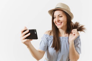 Genç güzel kadın mavi elbise, cep telefonunda vurdu selfie veya görüntülü arama beyaz arka plan üzerinde izole iş şapka giymiş. İnsanlar, samimi duygular, yaşam kavramı. Reklam alanı. Kopya alanı