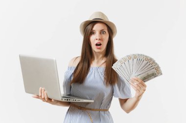 Dolar, demet izole beyaz arka plan üzerinde nakit para tutan genç kadın modern dizüstü pc bilgisayar, çalışma. Finans, iş, online alışveriş kavramı serbest. Mobil ofis. Reklam.