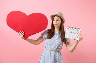 Mutlu kadın adet gün kontrol mavi elbise yaz şapkalı boş boş kırmızı kalp, kadın dönemleri takvim, holding arka plan üzerinde izole. Tıbbi sağlık jinekolojik kavramı. Kopya alanı