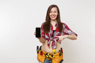 Kit araçları kemer beyaz arka plan üzerinde izole boş siyah Boþ ekran ekran dokunmatik ekran ile gösteren kamera cep telefonu tutarak araçların tam bir kadın. Kadın erkek iş. Yenileme kavramı