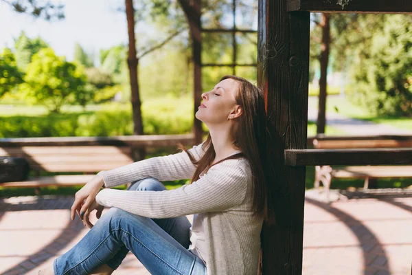 Retrato Una Hermosa Mujer Joven Caucásica Con Una Sonrisa Encantadora — Foto de Stock