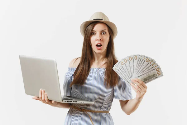 Jovem Mulher Trabalhando Computador Portátil Moderno Segurando Pacote Dólares Dinheiro — Fotografia de Stock
