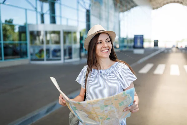 Mladý Usměvavý Cestovatel Turistické Žena Klobouku Drží Papírovou Mapu Hledíce — Stock fotografie