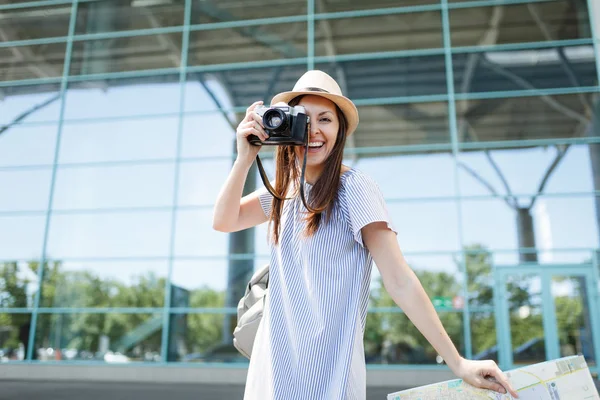 Mladí Smíchem Cestovatel Turistické Žena Fotit Retro Vinobraní Fotoaparát Drží — Stock fotografie